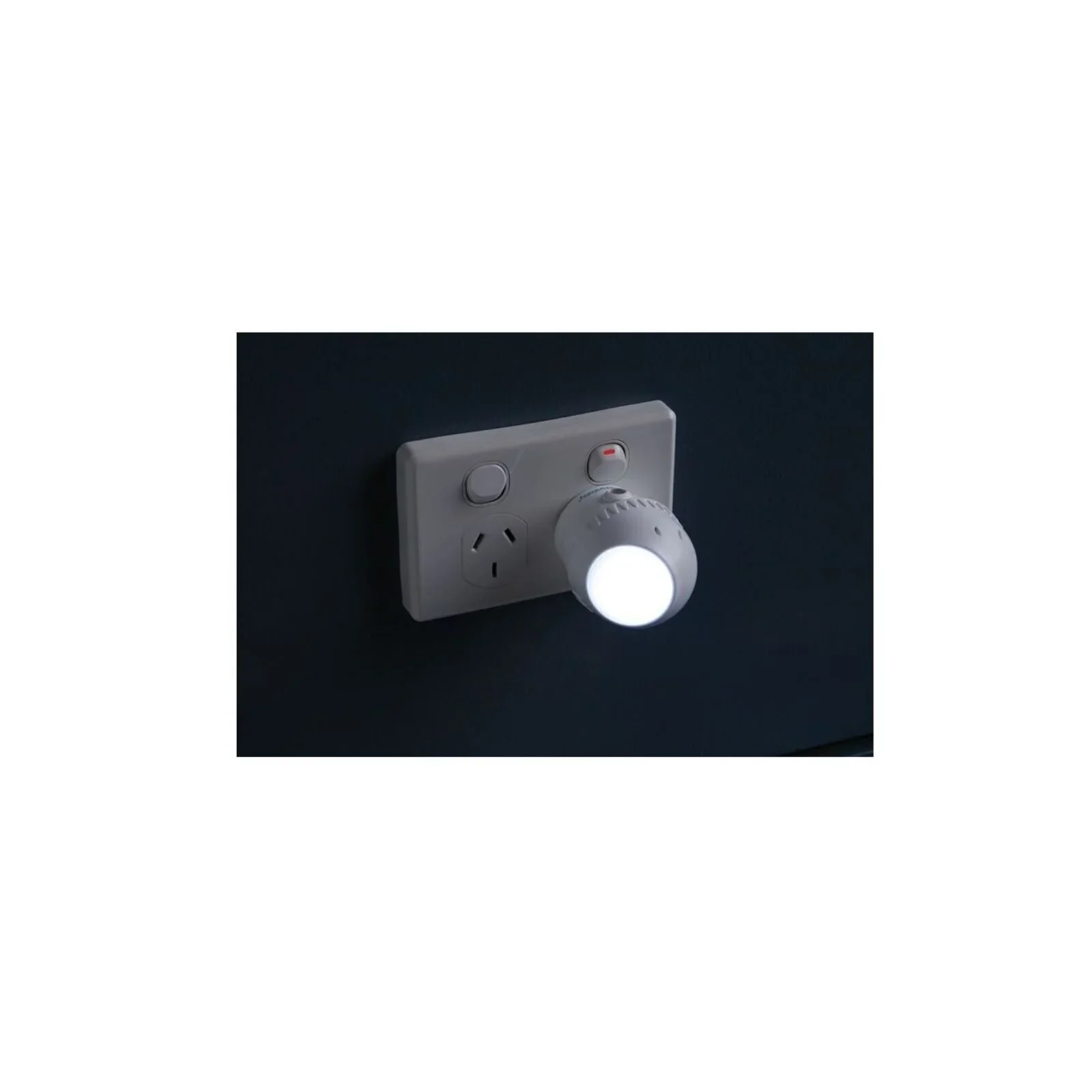 Dreambaby Auto-Sensor Swivel Head LED Night Light - Image 3