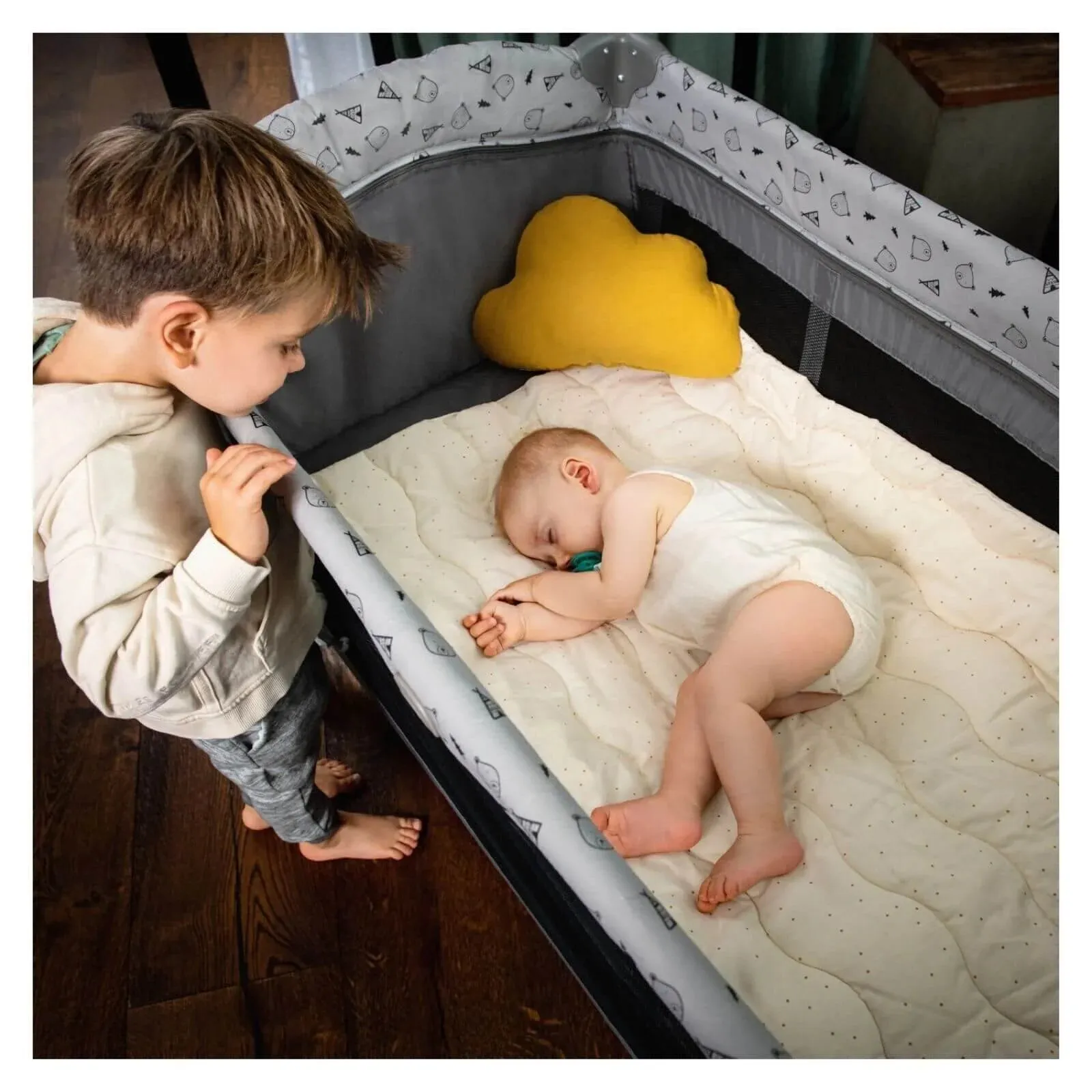 Hauck Sleep N Play Center Bassinet Travel Cot & Playpen - Stars - Image 8