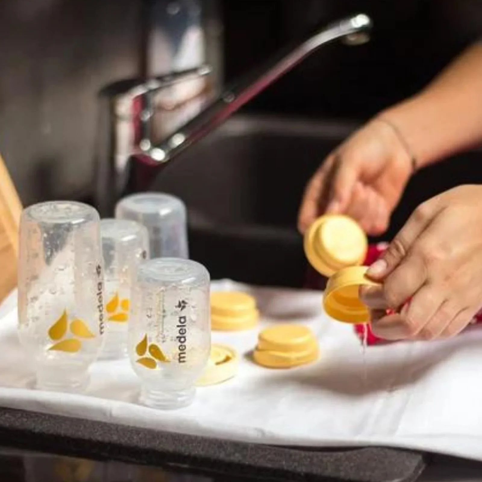 Medela Breastfeeding Store Bags and Feeding Bottles - Image 4