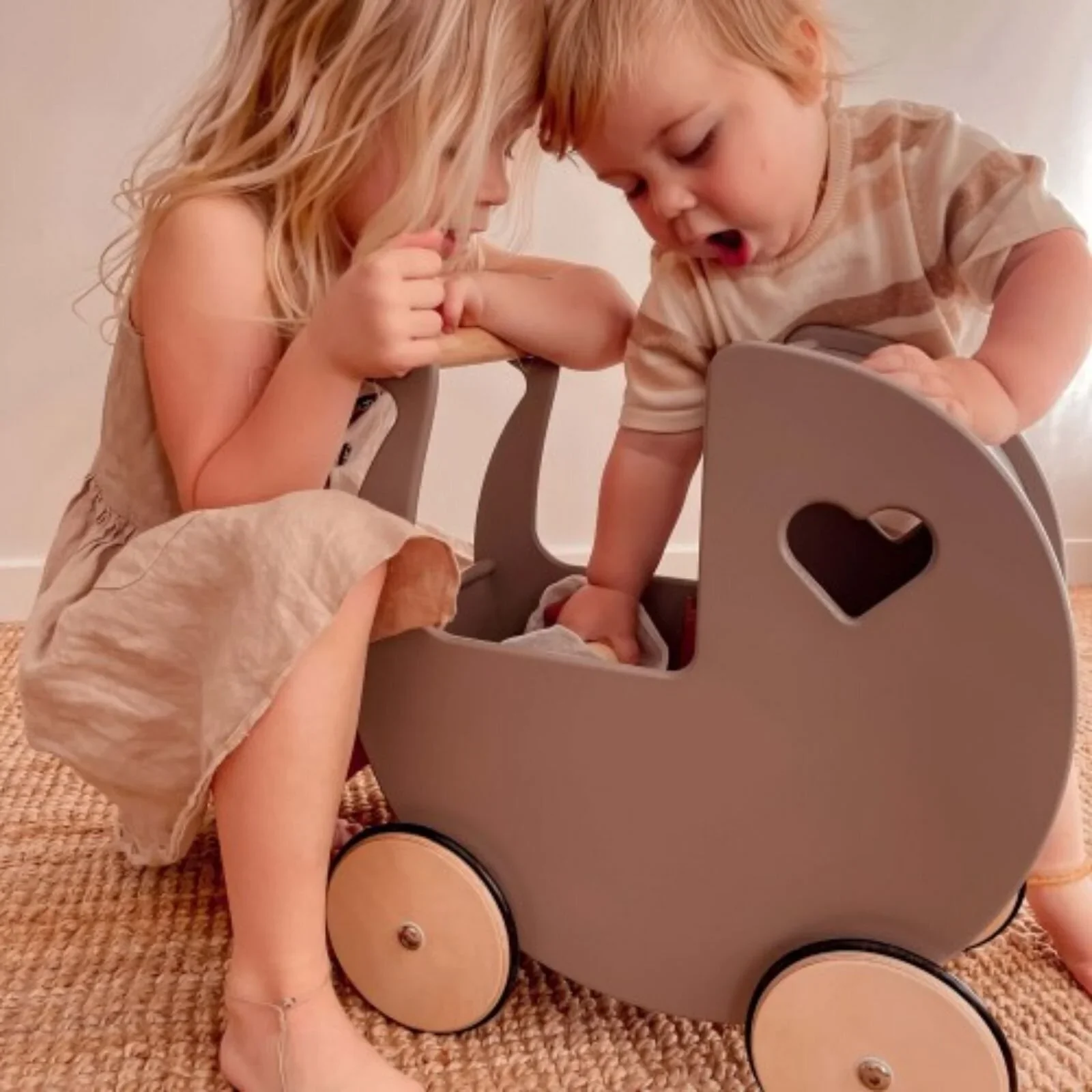 Moover Pram - Pink - Image 3