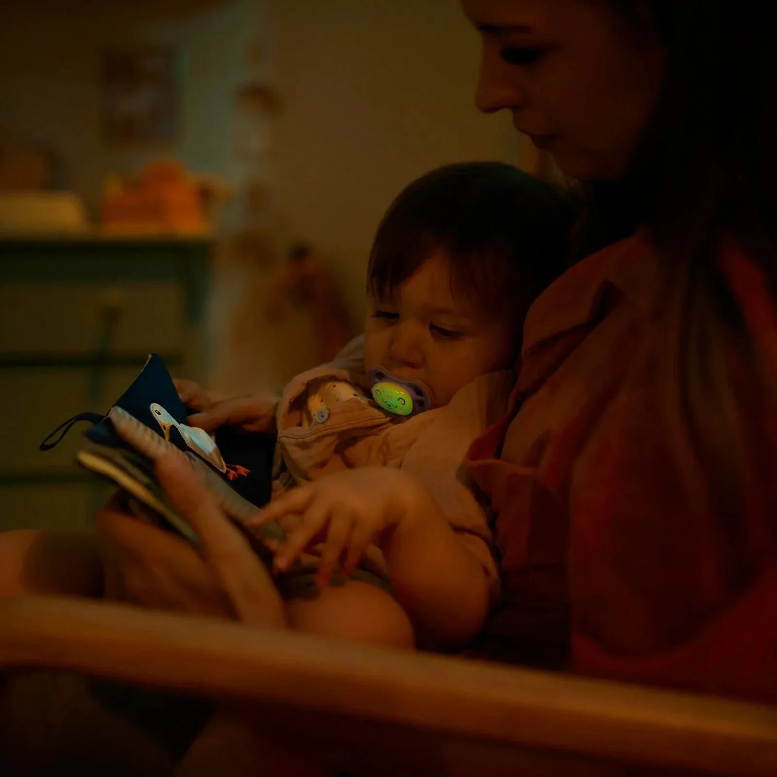 Philips Avent Ultra Air Night Soother 18+ months Pack of 2 - Image 6