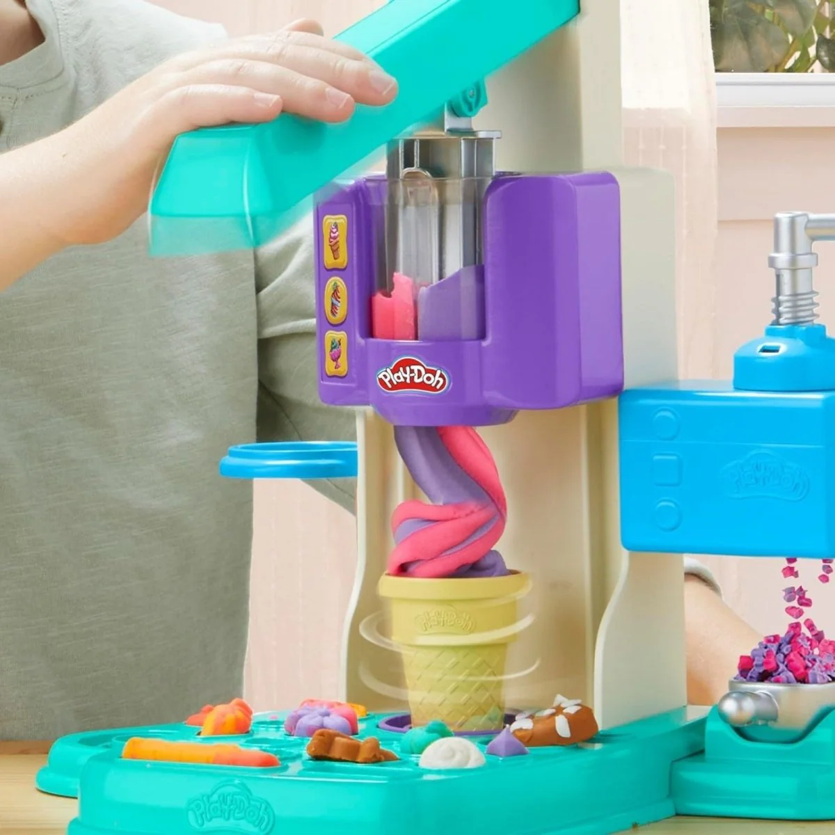 Play-Doh Rainbow Swirl Ice Cream Playset - Image 5