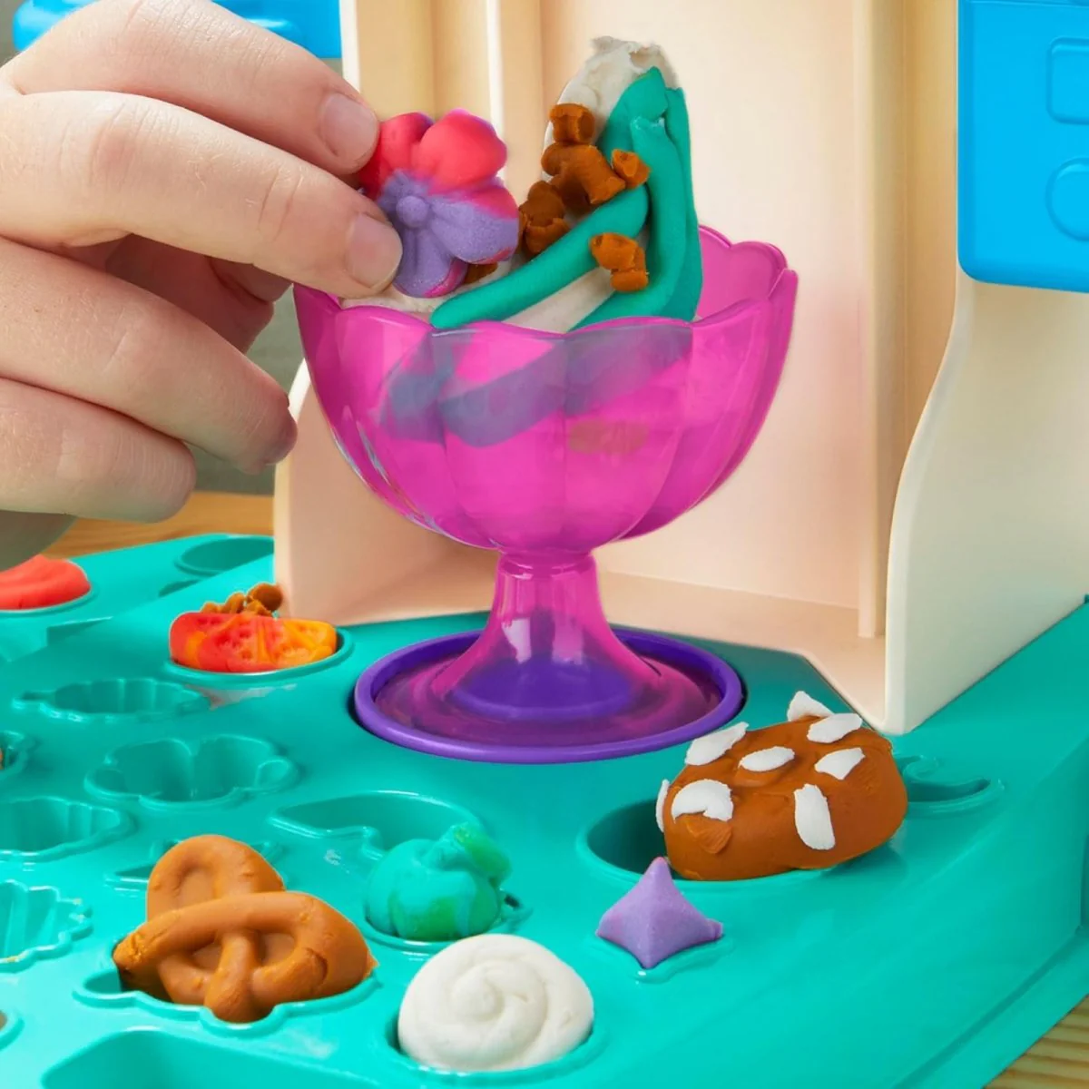 Play-Doh Rainbow Swirl Ice Cream Playset - Image 7