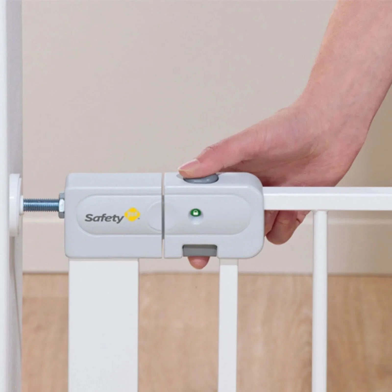 Safety 1st SecureTech Auto-Close Metal Gate - Image 3