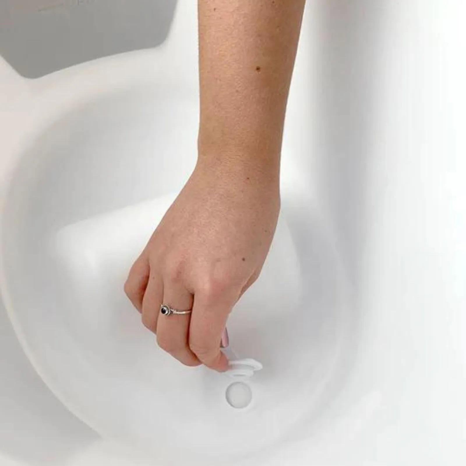 Shnuggle Newborn Baby Bath with Plug - Image 3
