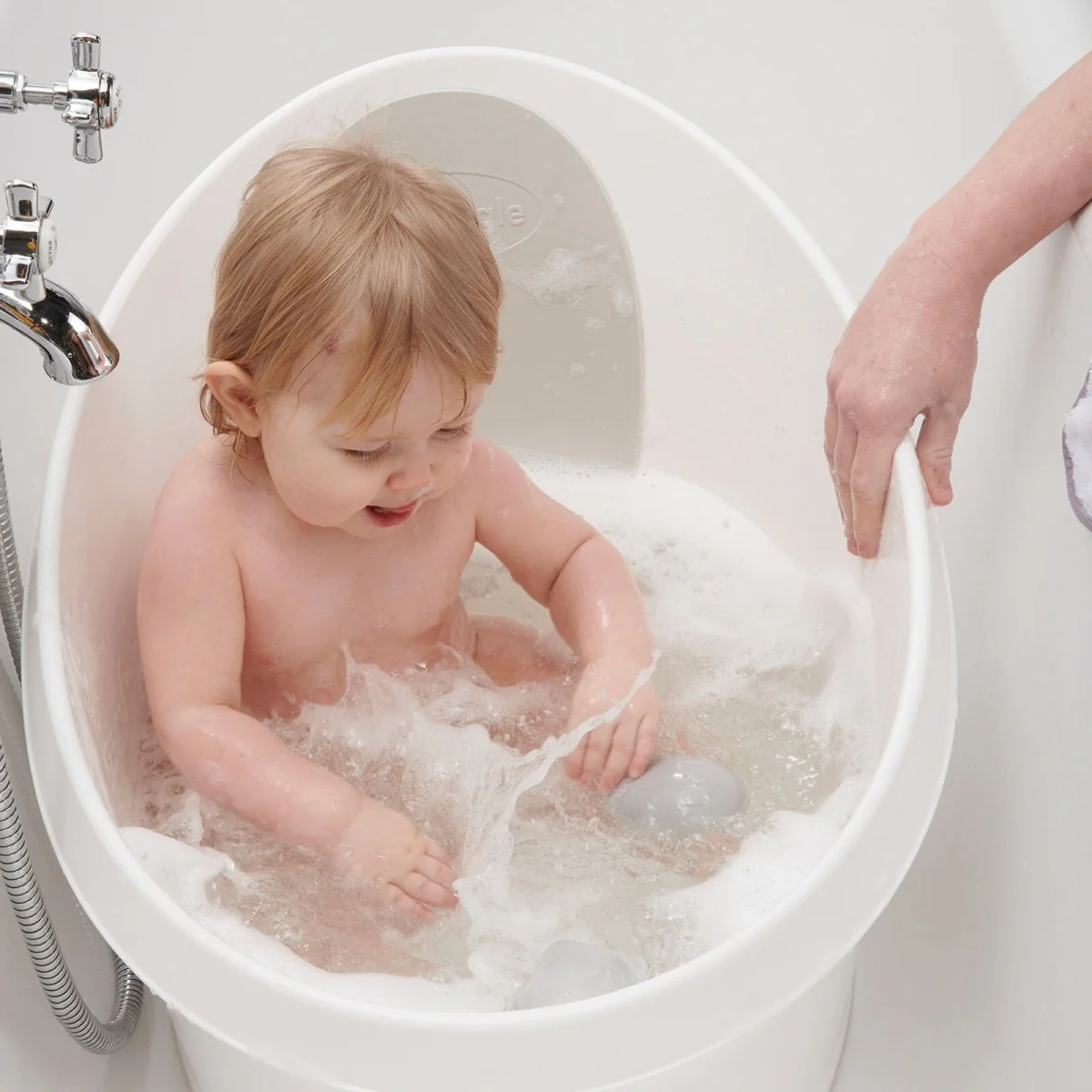 Shnuggle Toddler Bath Tub - White With Light Grey Backrest - Image 2
