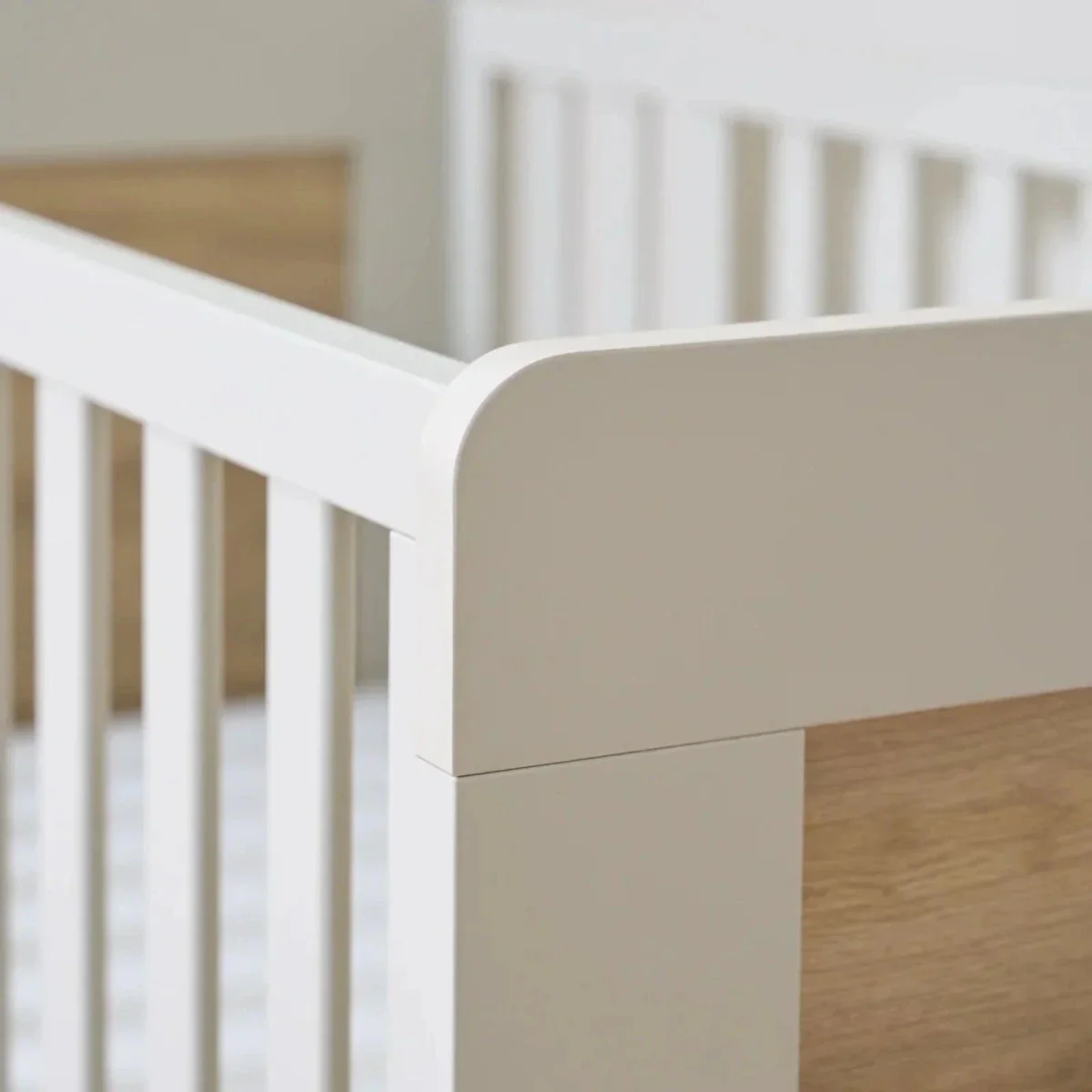 Tutti Bambini Alba Mini Cot Bed - White Sand / Distressed Oak - Image 3